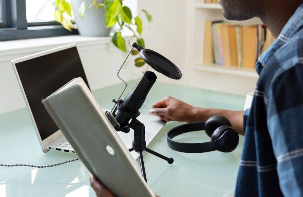 O que é tradução simultânea e como contratar com segurança