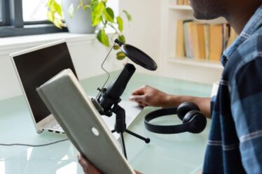 O que é tradução simultânea e como contratar com segurança