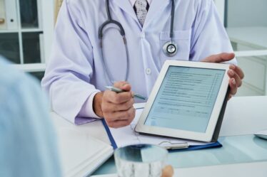 Tradução médica: entenda como funciona e por que a precisão é vital na área da saúde