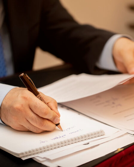 Quais cuidados são essenciais na tradução de documentos oficiais jurídicos