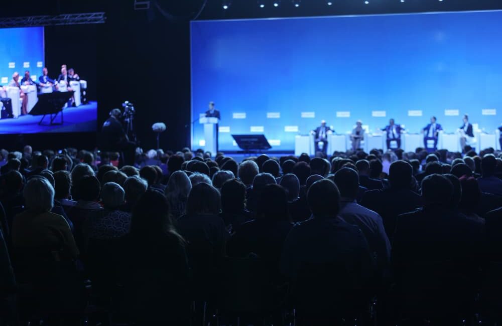 A interpretação simultânea e consecutiva pode transformar a experiência do seu evento