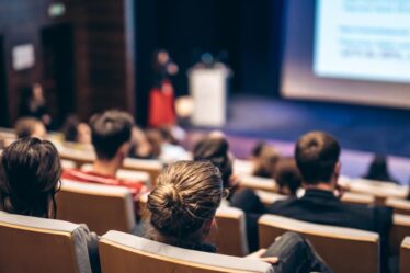 Onde contratar tradução simultânea para palestras e eventos?