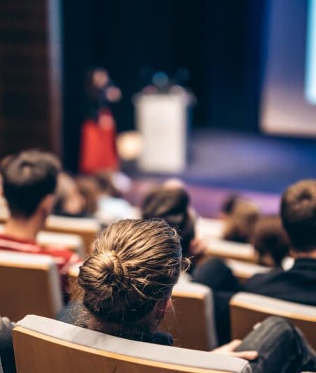 Onde contratar tradução simultânea para palestras e eventos?