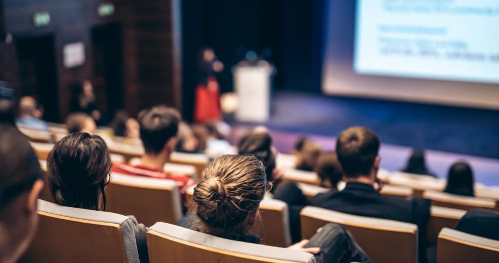 Onde contratar tradução simultânea para palestras e eventos?