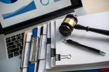 Documentos legais e tradução jurídica: guia essencial para empresas