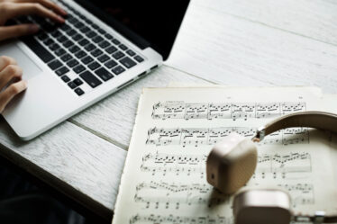 Como fazer tradução de músicas sem perder o sentido real