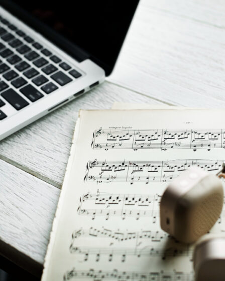 Como fazer tradução de músicas sem perder o sentido real