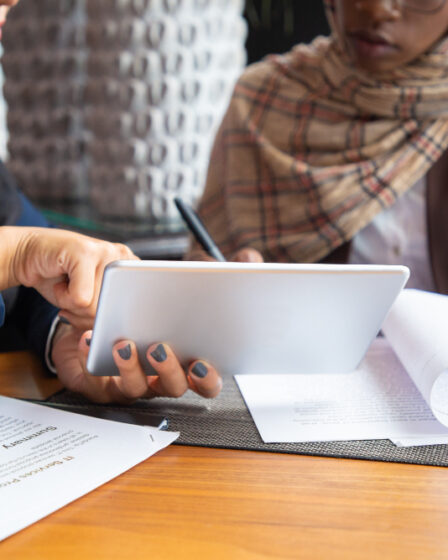 Como a tradução simultânea em árabe pode elevar seu evento