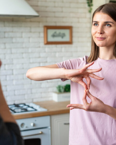 Serviço de intérprete de Libras no Rio: quanto custa e o que está incluso