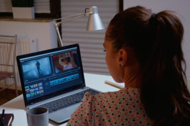 Serviço de legendagem de vídeo com revisão humana