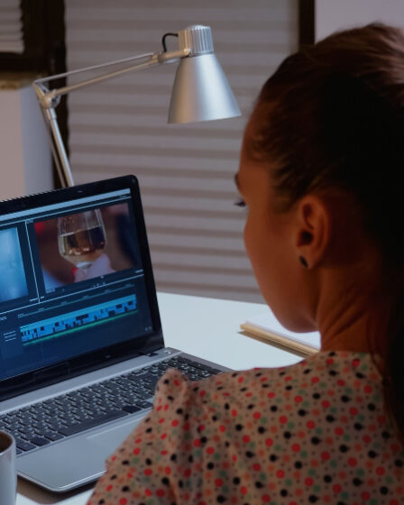 Serviço de legendagem de vídeo com revisão humana